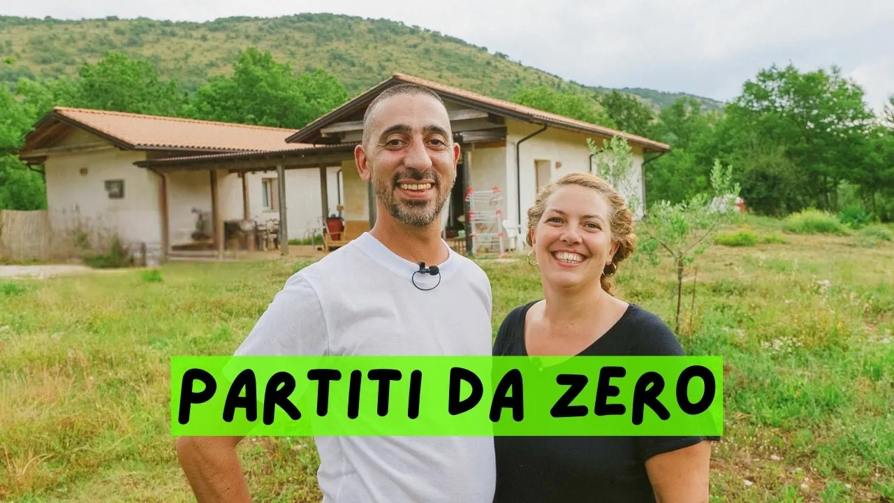 Miniatura di un video del canale: una coppia davanti a una casa in mezzo al prato, con la scritta «Partiti da zero»