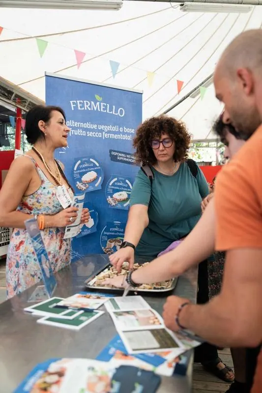 Lo stand di Fermello al Viva Viva: sul bancone si assaggia, intorno si chiede e si chiacchiera